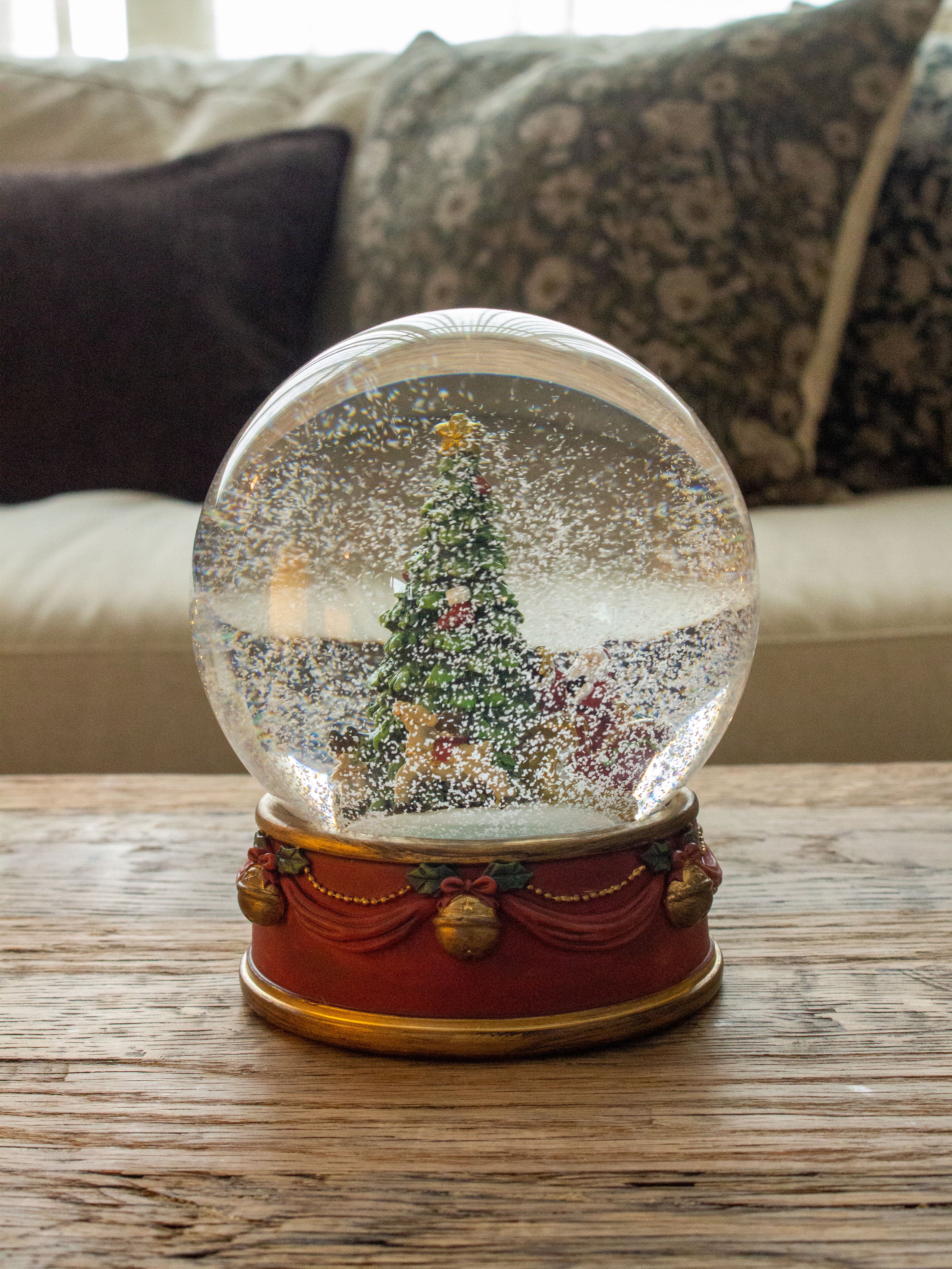 Noel Snowglobe
