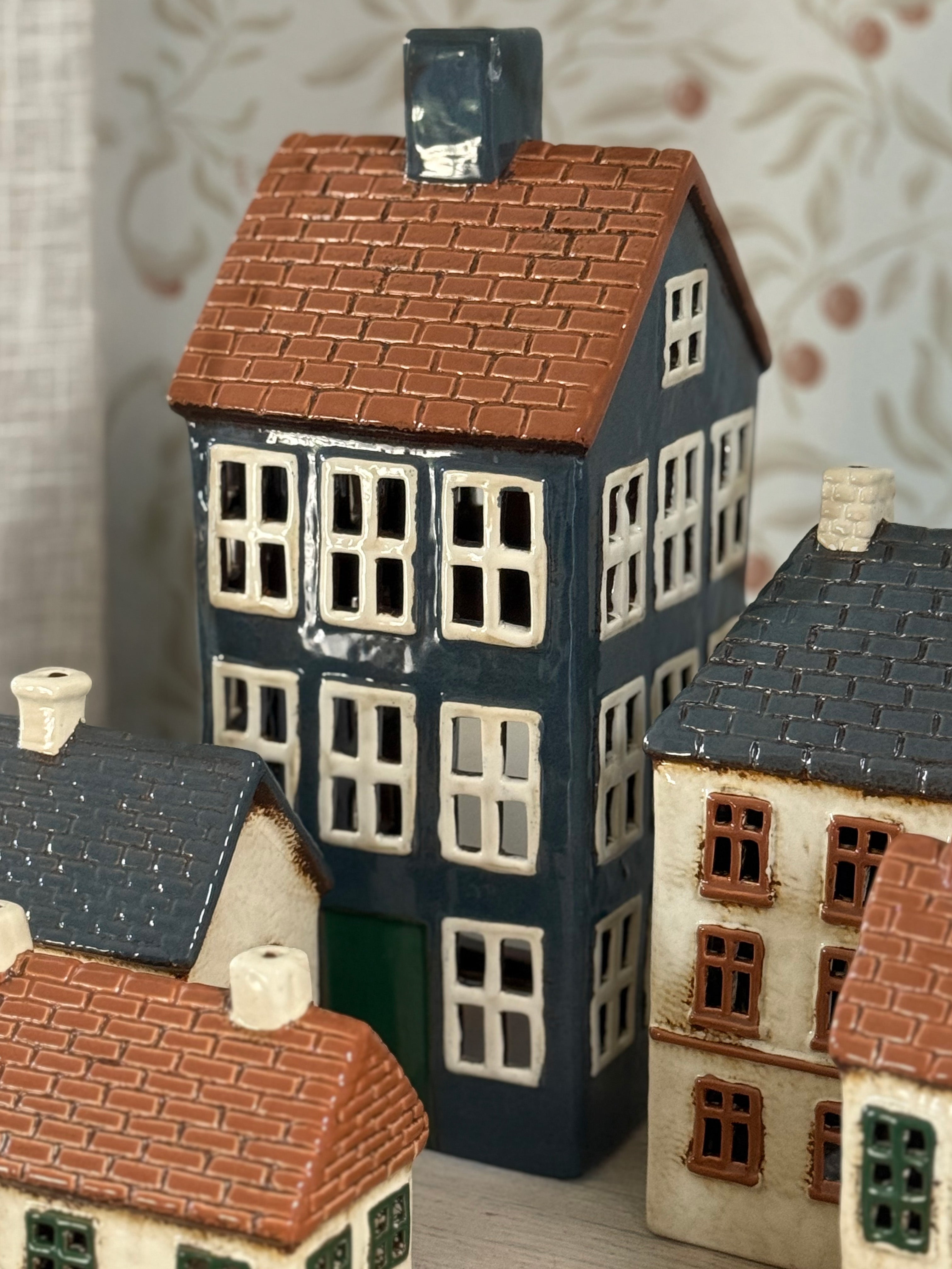 Cotswolds Country Grande Tea Light Chalet