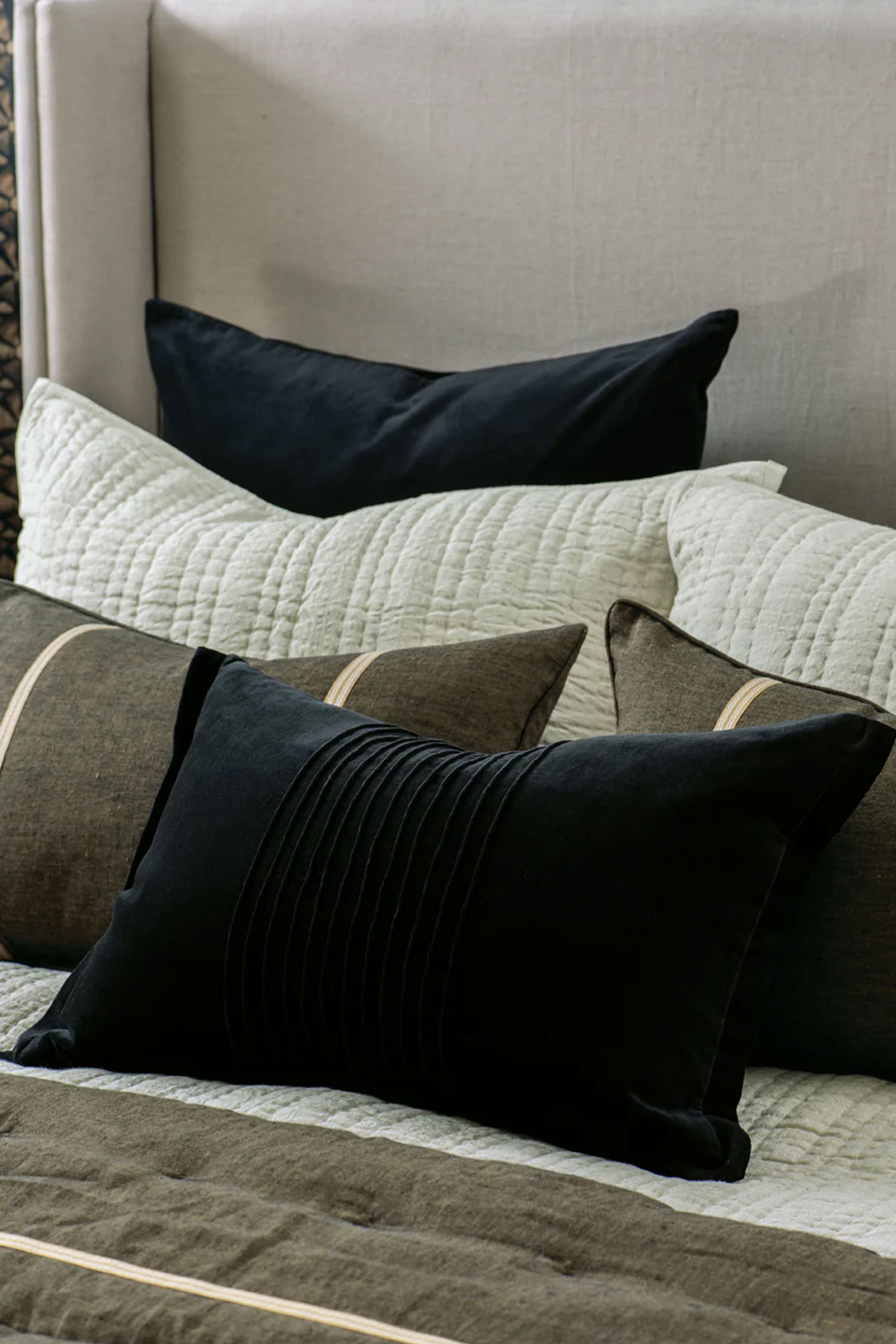 Piega Black Cushion 60x40