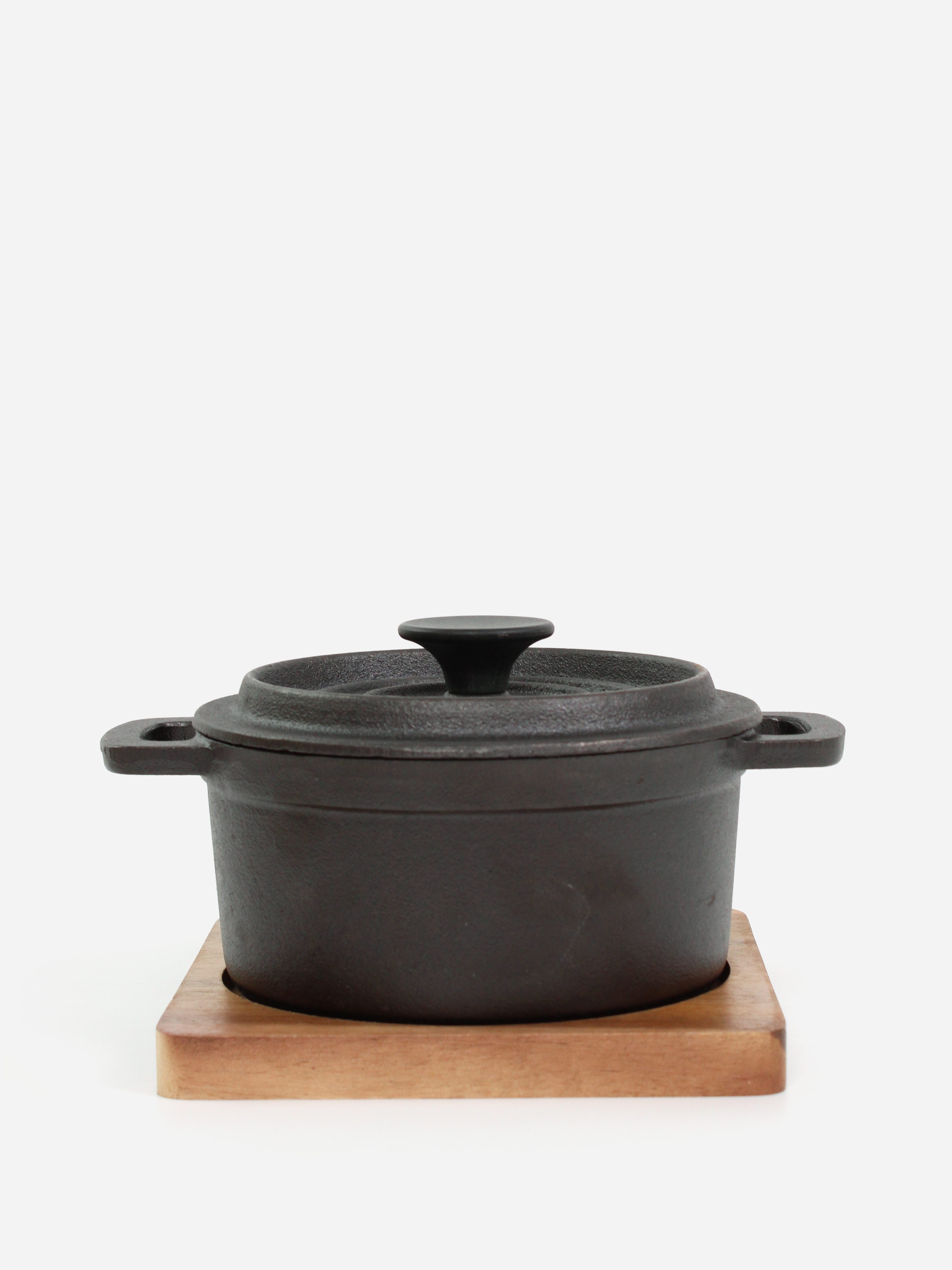 Cast Iron Pot & Lid with Acacia Trivet