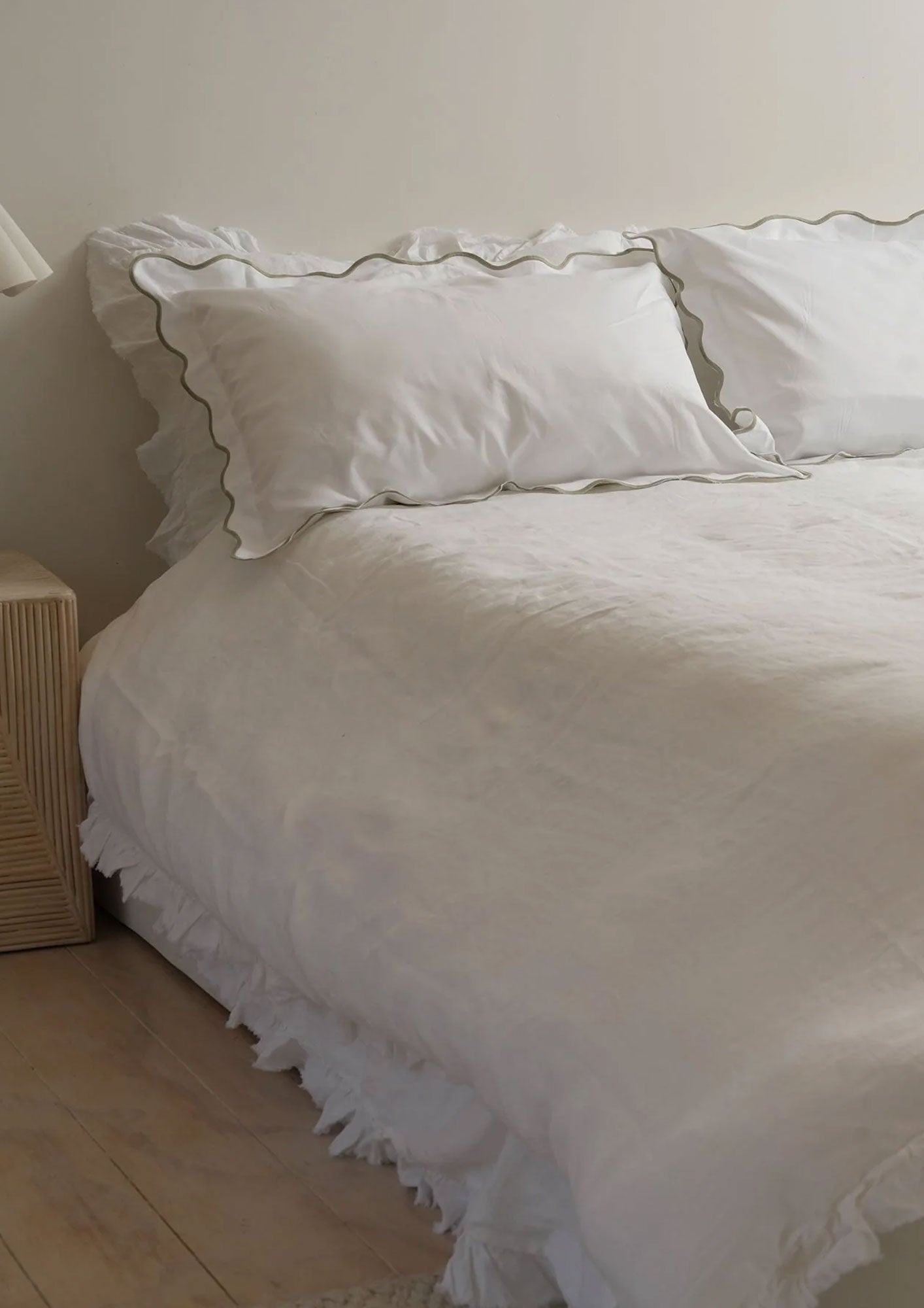 French Linen Ruffle Edge Duvet Set - White