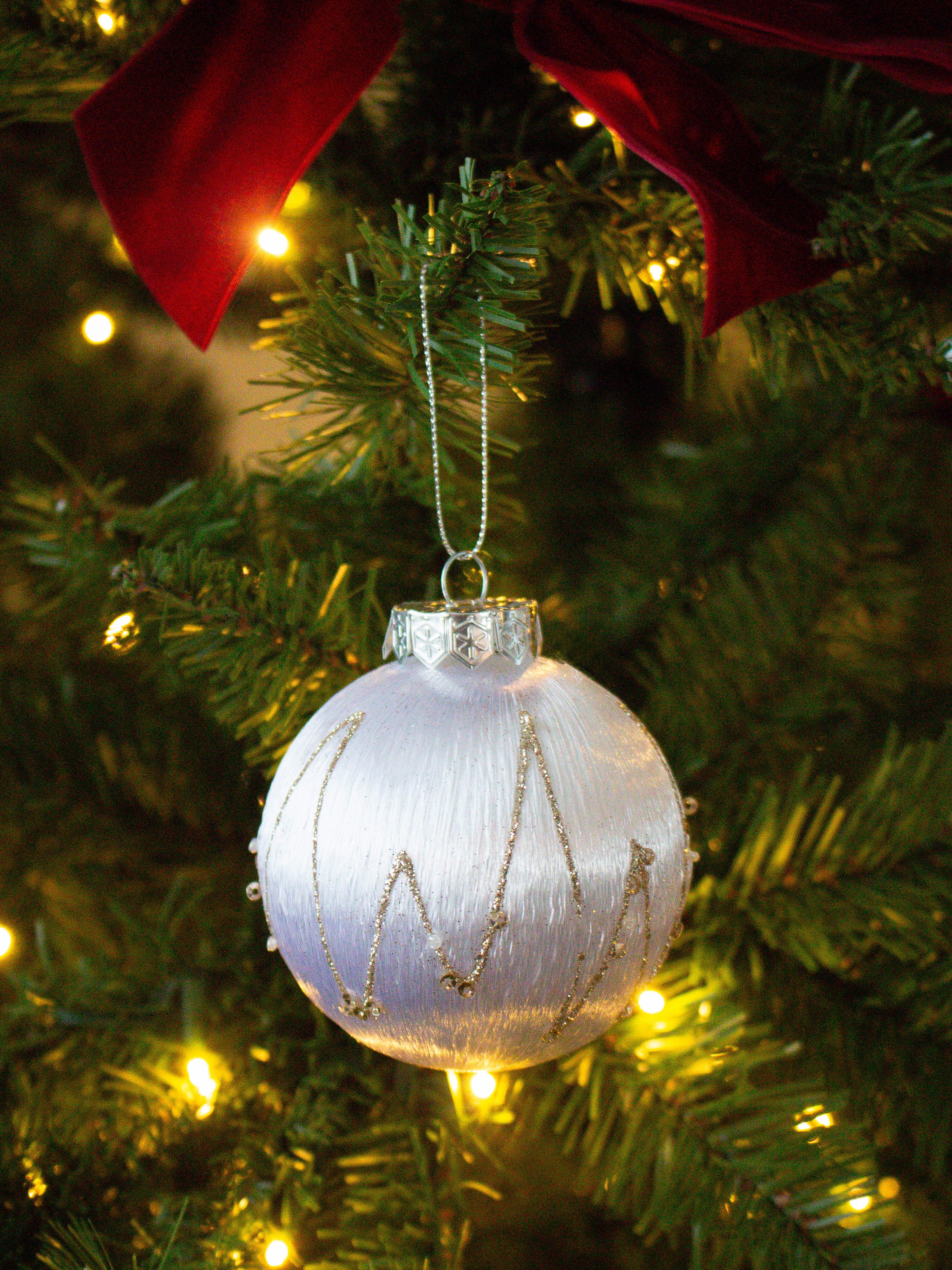 Silky White Linea Bauble